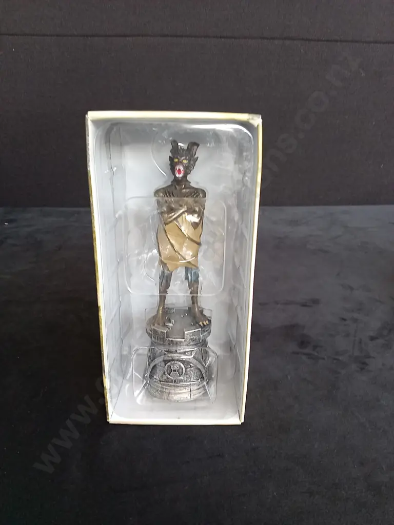 EAGLEMOSS DC CHESS COLLECTION MAN BAT PIECE PLUS CORRESPONDING BOOKLET Image 1++