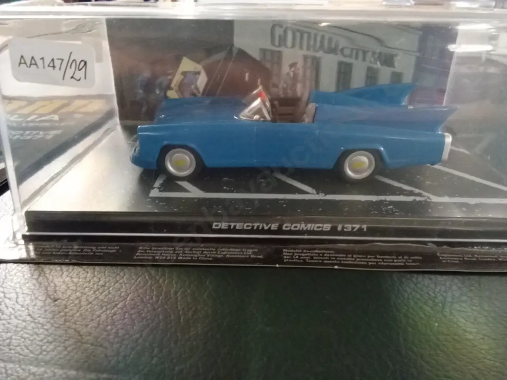 EAGLEMOSS BATMAN AUTOMOBILIA DETECTIVE COMICS BATMOBILE #371 DIECAST MODEL 1:43 PACKAGED PLUS CORRESPONDING MAGAZINE Image 1++