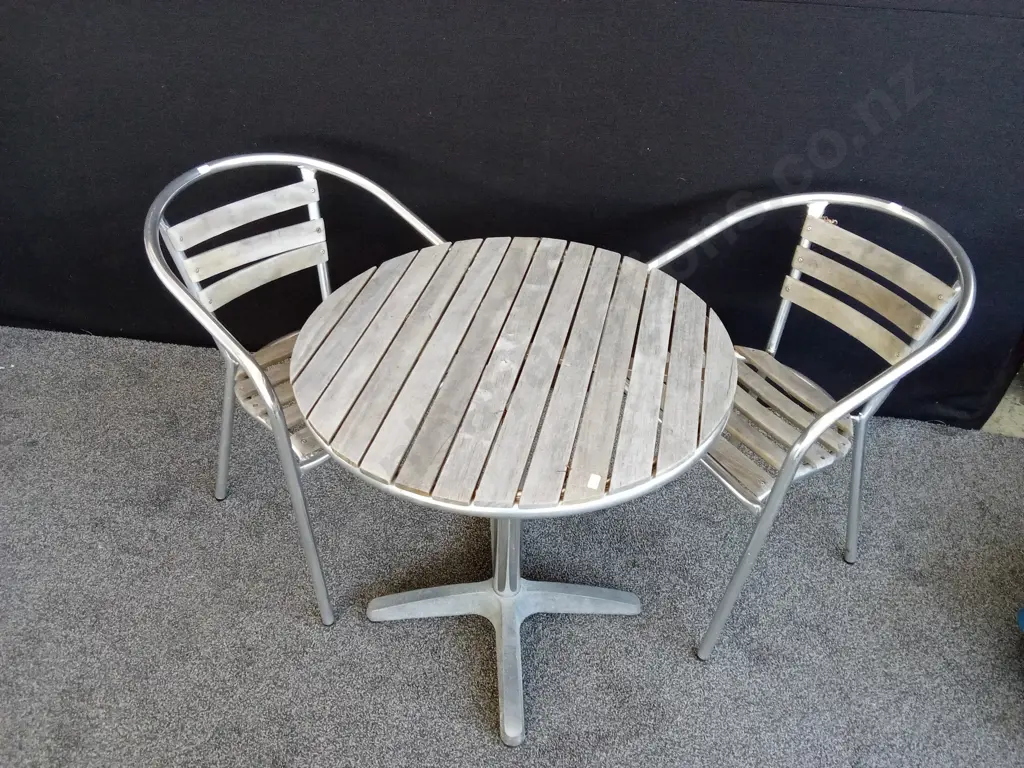 OUTDOOR TABLE AND 2 CHAIRS Image 1++