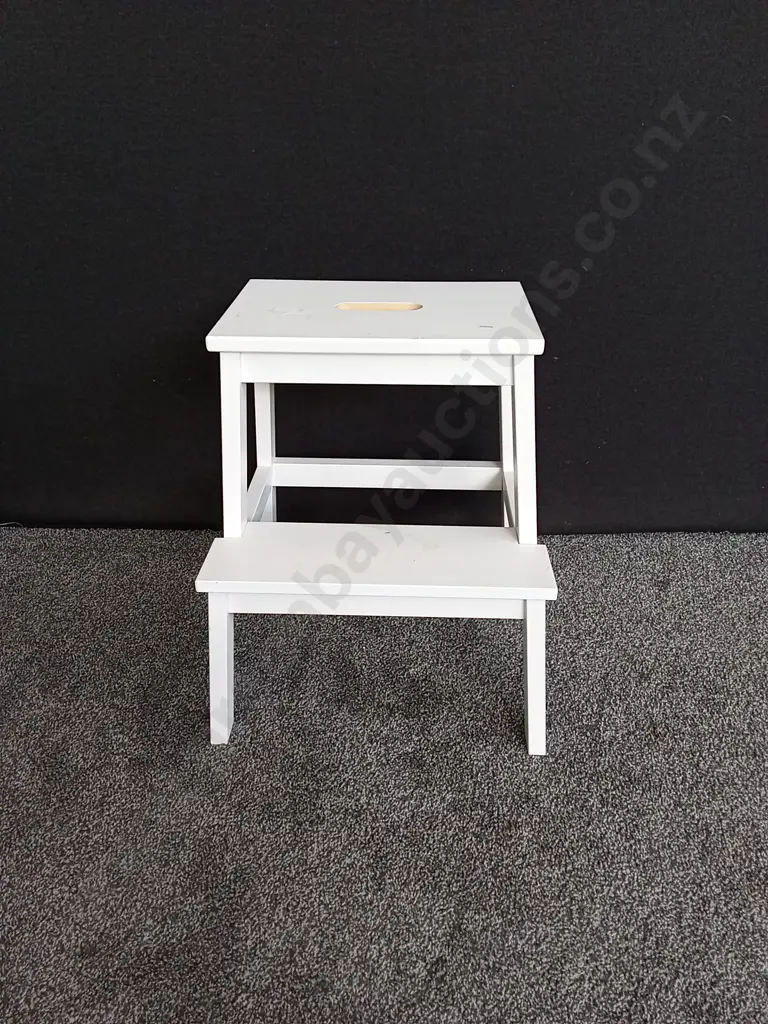 WHITE WOODEN FOOT STOOL Image 1++