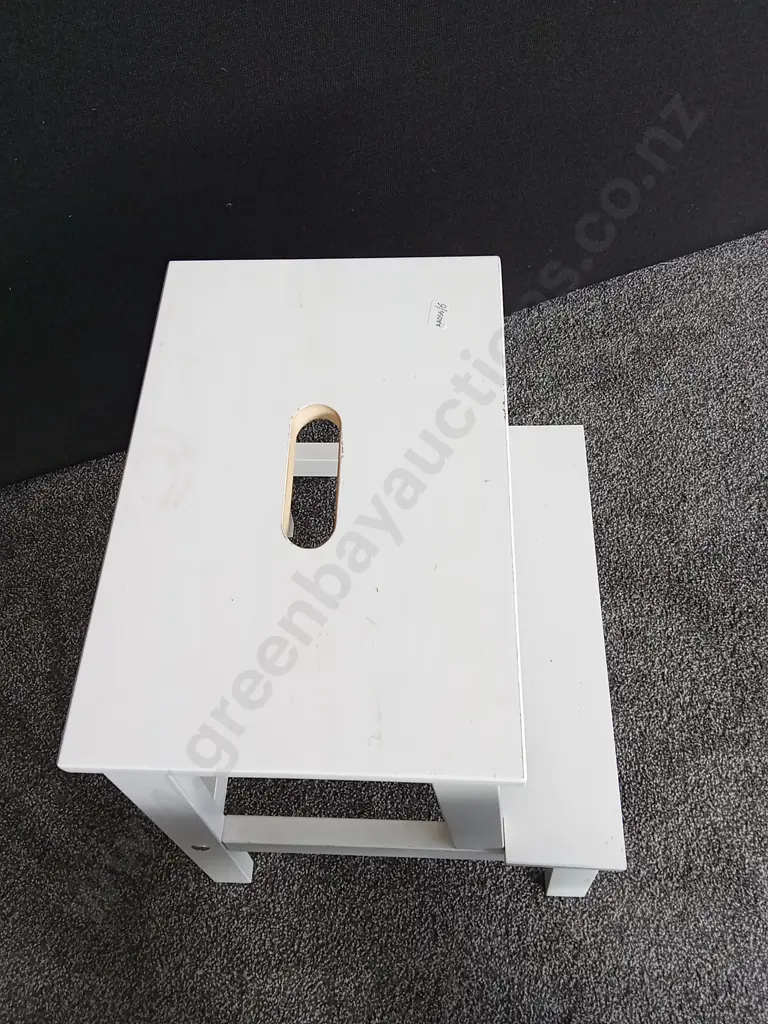 WHITE WOODEN FOOT STOOL Image 1++