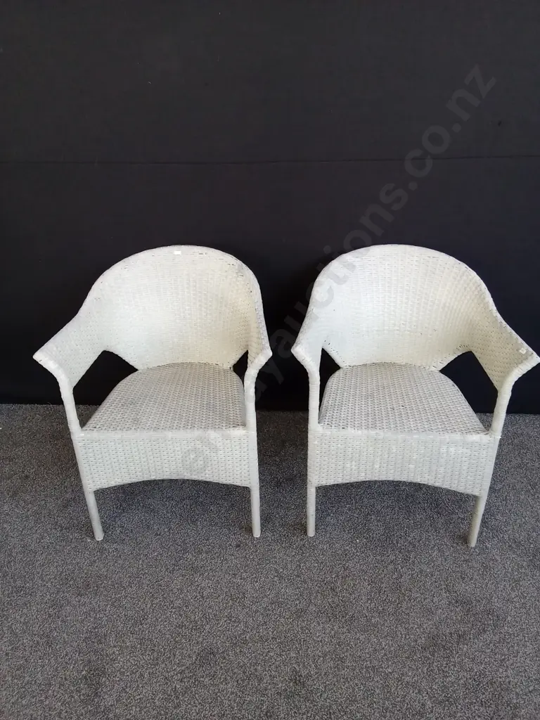 2 OUTDOOR CHAIRS Image 1++