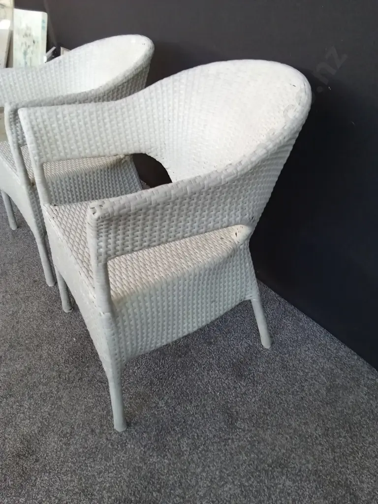 2 OUTDOOR CHAIRS Image 1++