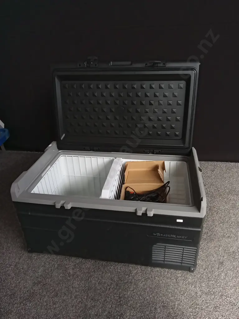 BRASS MONKEY PORTABLE FRIDGE/FREEZER DAMAGE TO REAR CORNER AND HANDLES (BUT INCLUDED) Image 1++