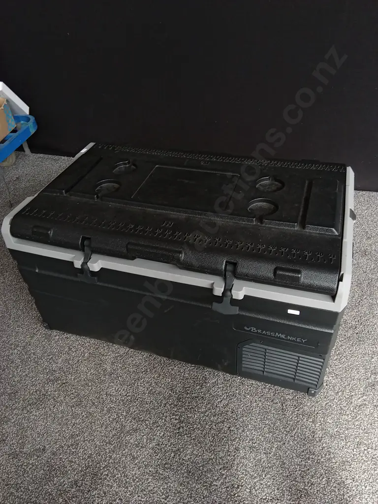 BRASS MONKEY PORTABLE FRIDGE/FREEZER DAMAGE TO REAR CORNER AND HANDLES (BUT INCLUDED) Image 1++