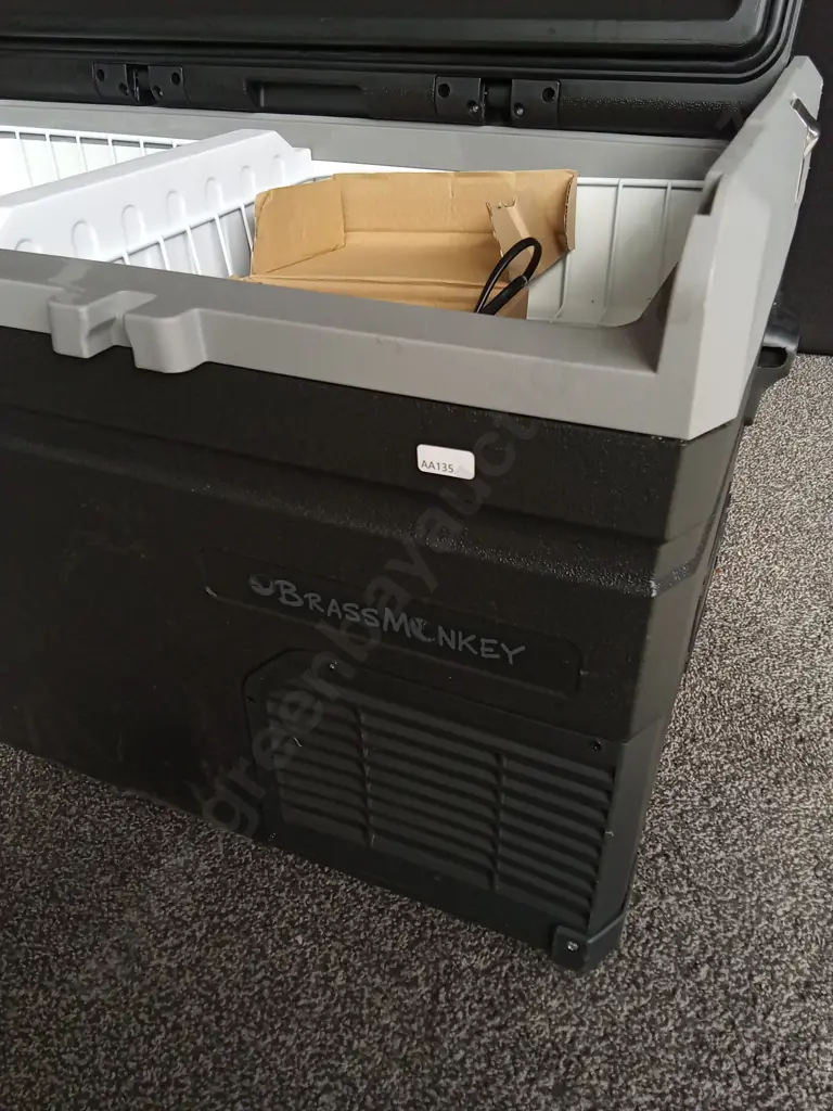 BRASS MONKEY PORTABLE FRIDGE/FREEZER DAMAGE TO REAR CORNER AND HANDLES (BUT INCLUDED) Image 1++