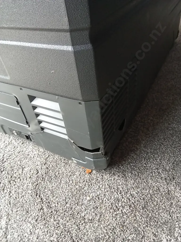 BRASS MONKEY PORTABLE FRIDGE/FREEZER DAMAGE TO REAR CORNER AND HANDLES (BUT INCLUDED) Image 1++