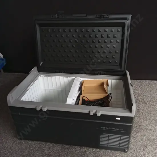 BRASS MONKEY PORTABLE FRIDGE/FREEZER DAMAGE TO REAR CORNER AND HANDLES (BUT INCLUDED)