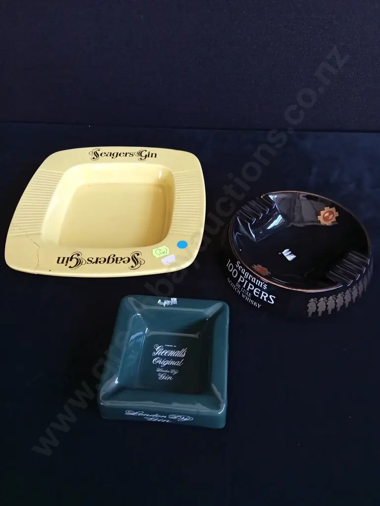 3 PIECES VINTAGE ASHTRAYS Image 1++