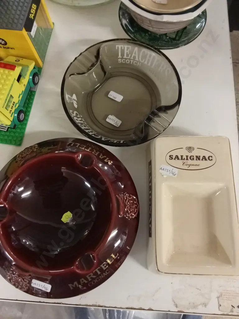 3 PIECES VINTAGE ASHTRAYS Image 1++