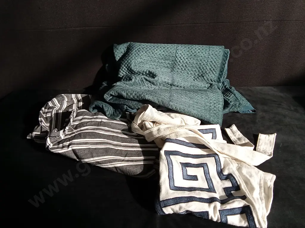 GREEN BLANKET AND 4 CUSHION COVERS Image 1++