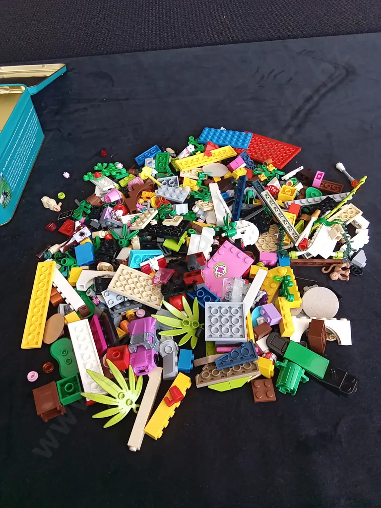 TIN OF LEGO PIECES Image 1++