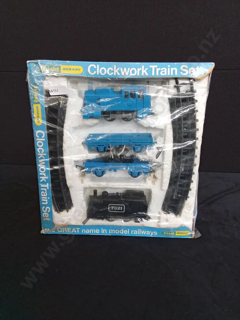 TRI-ANG HORNBY CLOCKWORK TRAIN SET Image 1++