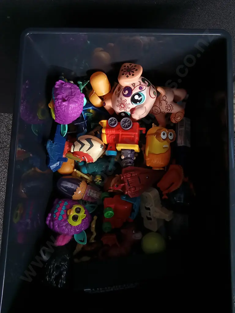 PLASTIC DRAWERS FULL OF TOYS Image 1++