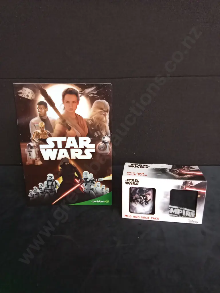 STAR WARS COUNTDOWN COLLECTABLES AND MUG AND SOCK PACK Image 1++