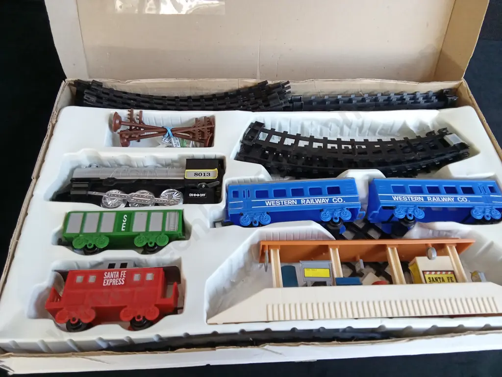 VINTAGE SANTA FE EXPRESS TRAIN SET Image 1++