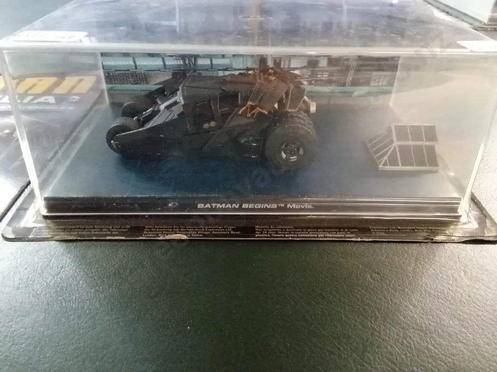 EAGLEMOSS BATMAN BEGINS MOVIE 1:43 PACKAGED PLUS CORRESPONDING MAGAZINE Image 1++