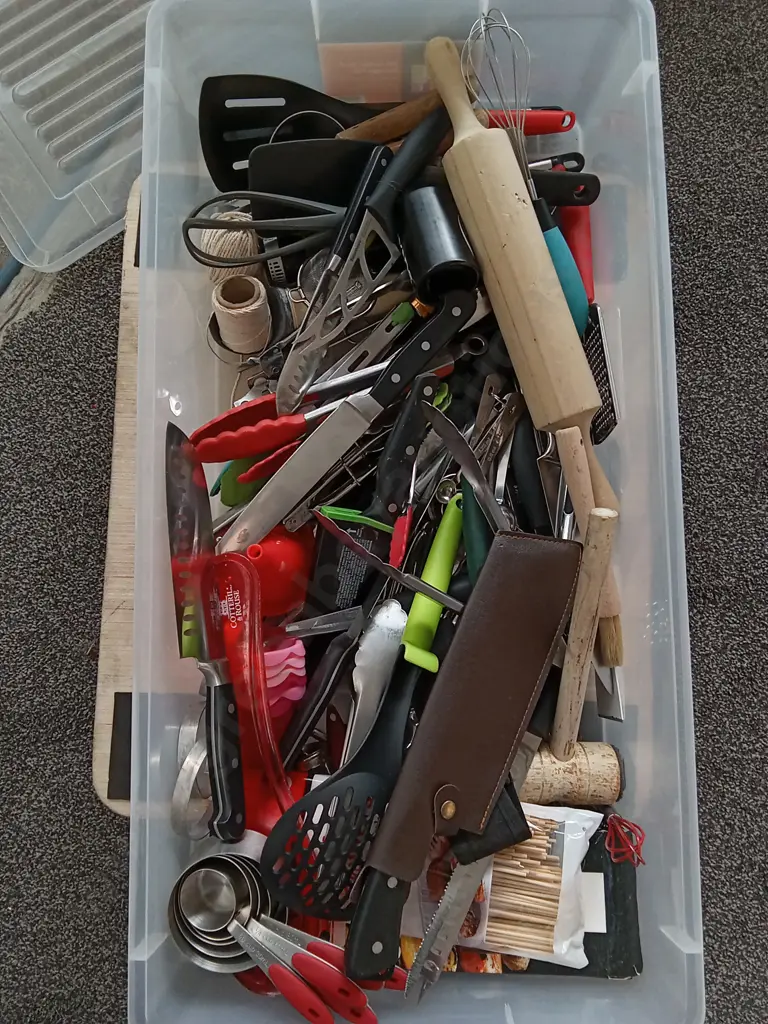 BOX OF KITCHENWARE, UTENSILS, CUTLERY, KNIVES, ETC Image 1++