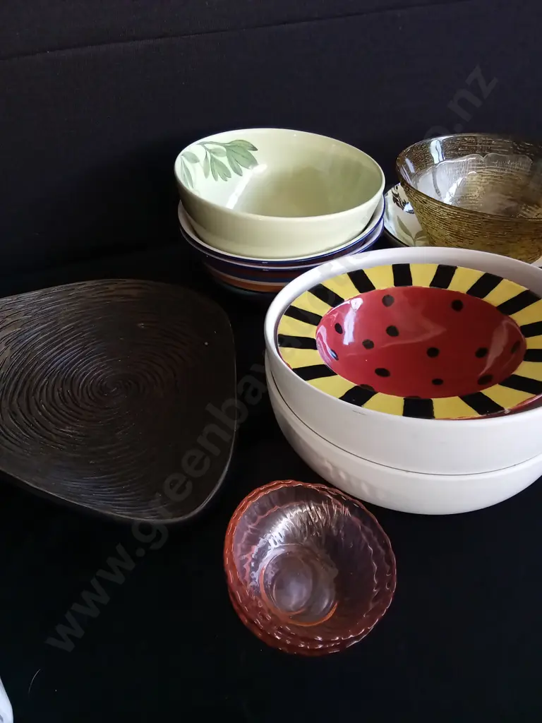 MIX OF KITCHEN BOWLS Image 1++