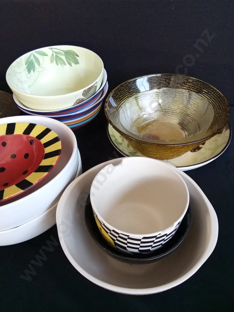 MIX OF KITCHEN BOWLS Image 1++