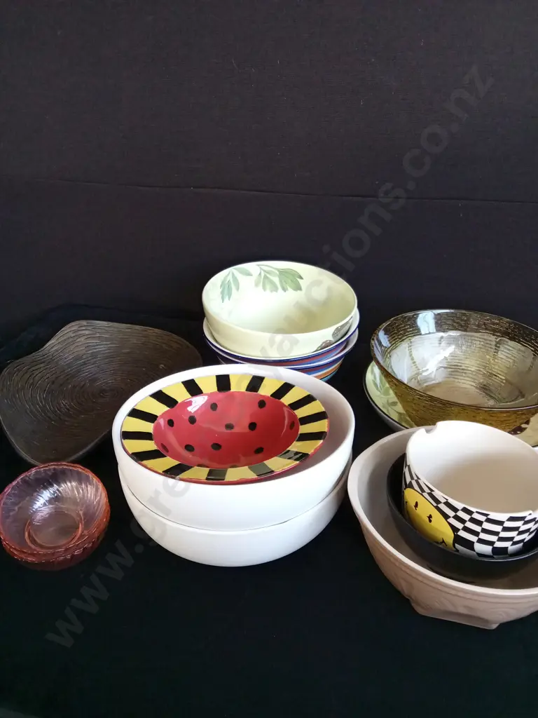 MIX OF KITCHEN BOWLS Image 1++