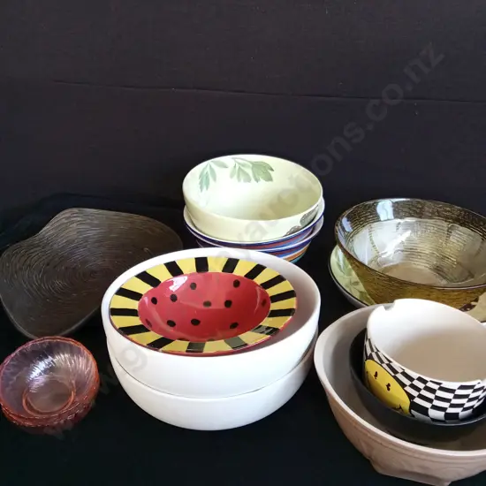 MIX OF KITCHEN BOWLS