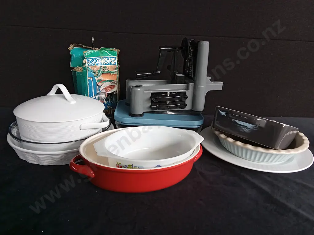 ASSORTED KITCHEN ITEMS Image 1++