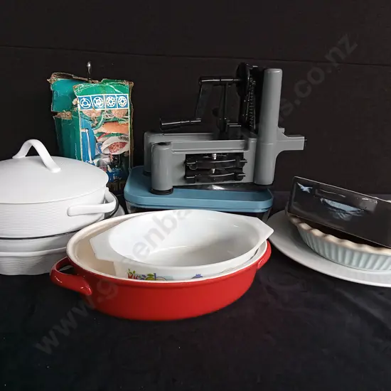 ASSORTED KITCHEN ITEMS