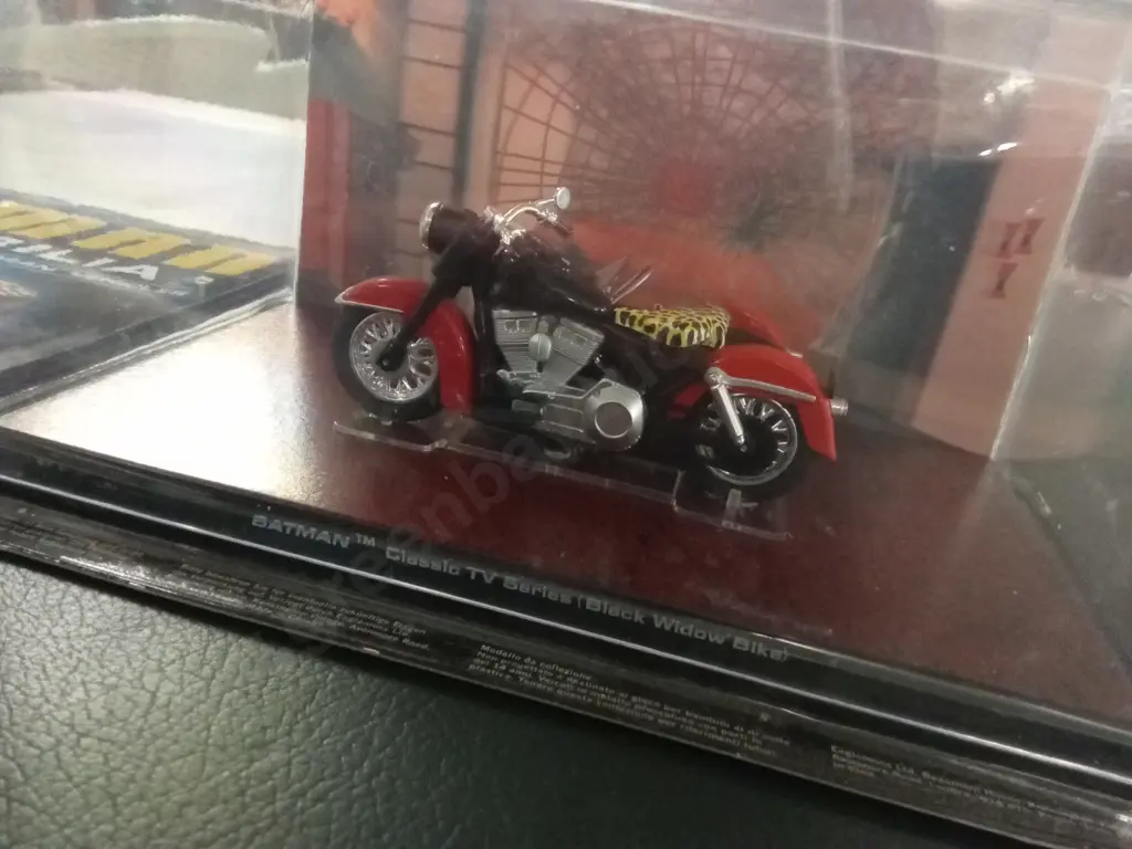 EAGLEMOSS BATMAN AUTOMOBILIA #83 BLACK WIDOW BIKE 1:43 PACKAGED  PLUS CORRESPONDING MAGAZINE Image 1++