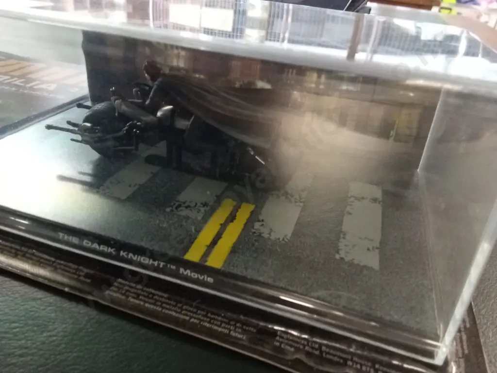 EAGLEMOSS BATMAN AUTOMOBILIA THE DARK KNIGHT 1:43 PACKAGED  PLUS CORRESPONDING MAGAZINE Image 1++