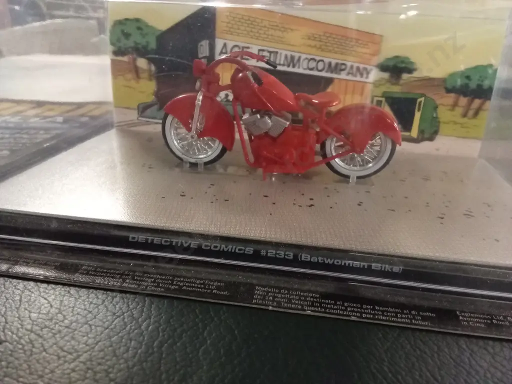 EAGLEMOSS BATMAN AUTOMOBILIA #51 BATWOMAN BIKE 1:43 PACKAGED  PLUS CORRESPONDING MAGAZINE Image 1++