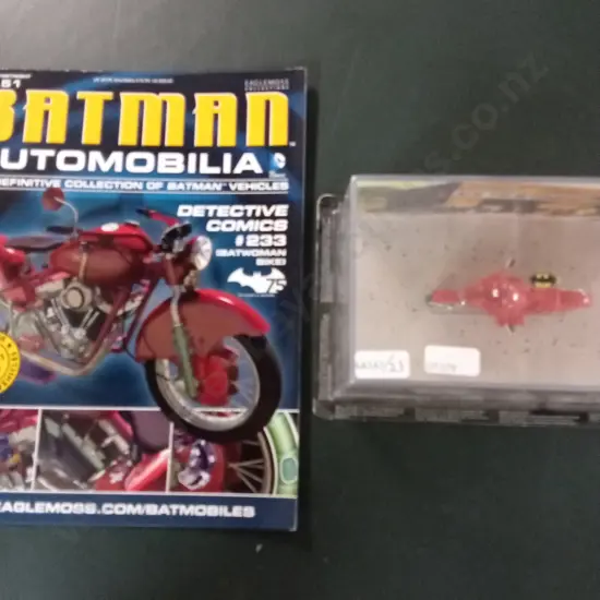 EAGLEMOSS BATMAN AUTOMOBILIA #51 BATWOMAN BIKE 1:43 PACKAGED  PLUS CORRESPONDING MAGAZINE