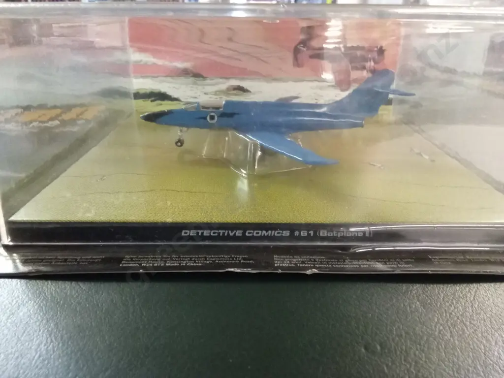BATMAN AUTOMOBILIA DETECTIVE COMICS #61 BATPLANE IN CASE PLUS CORRESPONDING MAGAZINE Image 1++