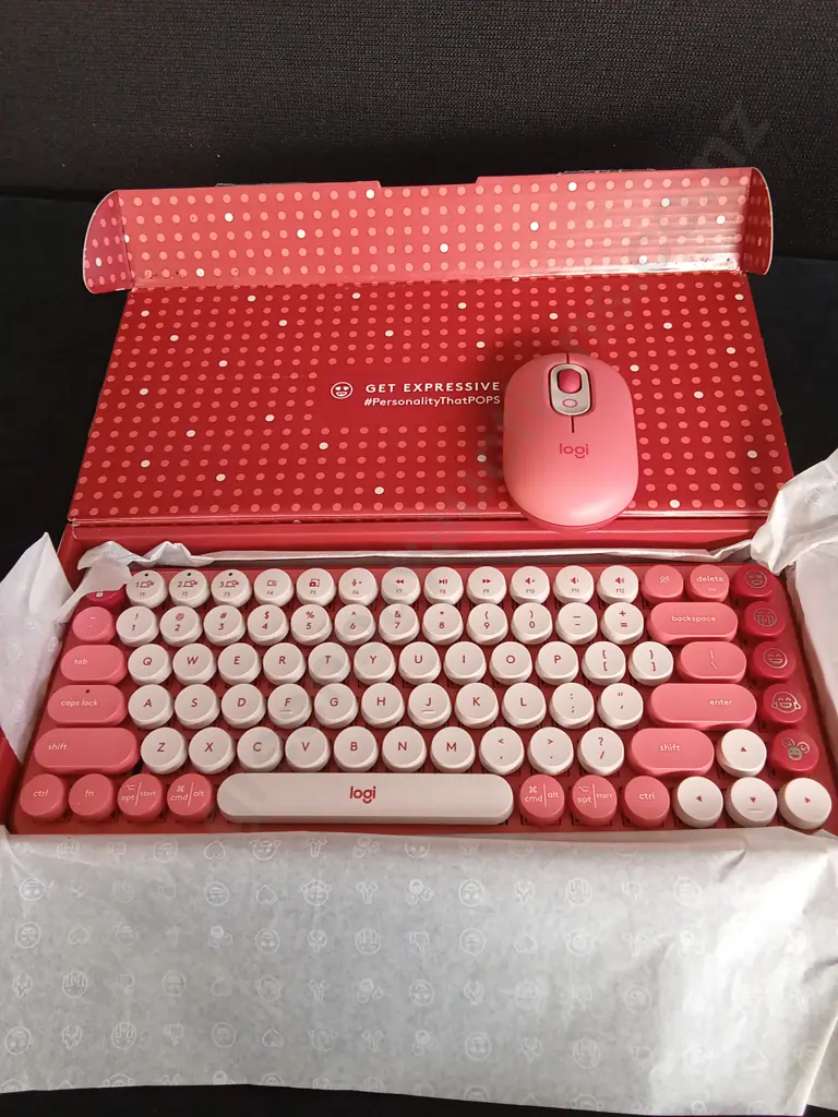 LOGITECH PINK MOUSE AND KEYBOARD WITH AN LED PROJECTOR Image 1++