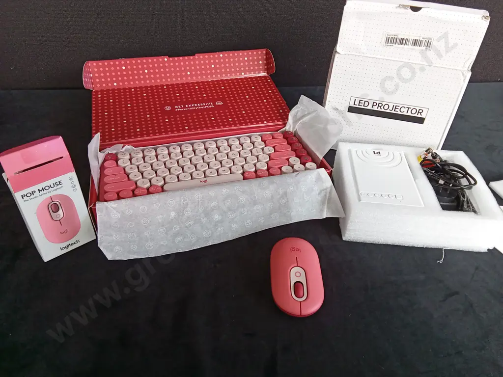 LOGITECH PINK MOUSE AND KEYBOARD WITH AN LED PROJECTOR Image 1++