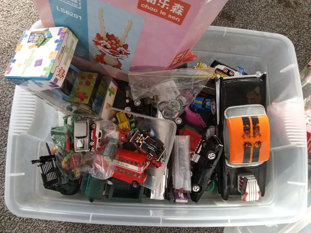 BOX OF TOYS MAINLY CARS Image 1++