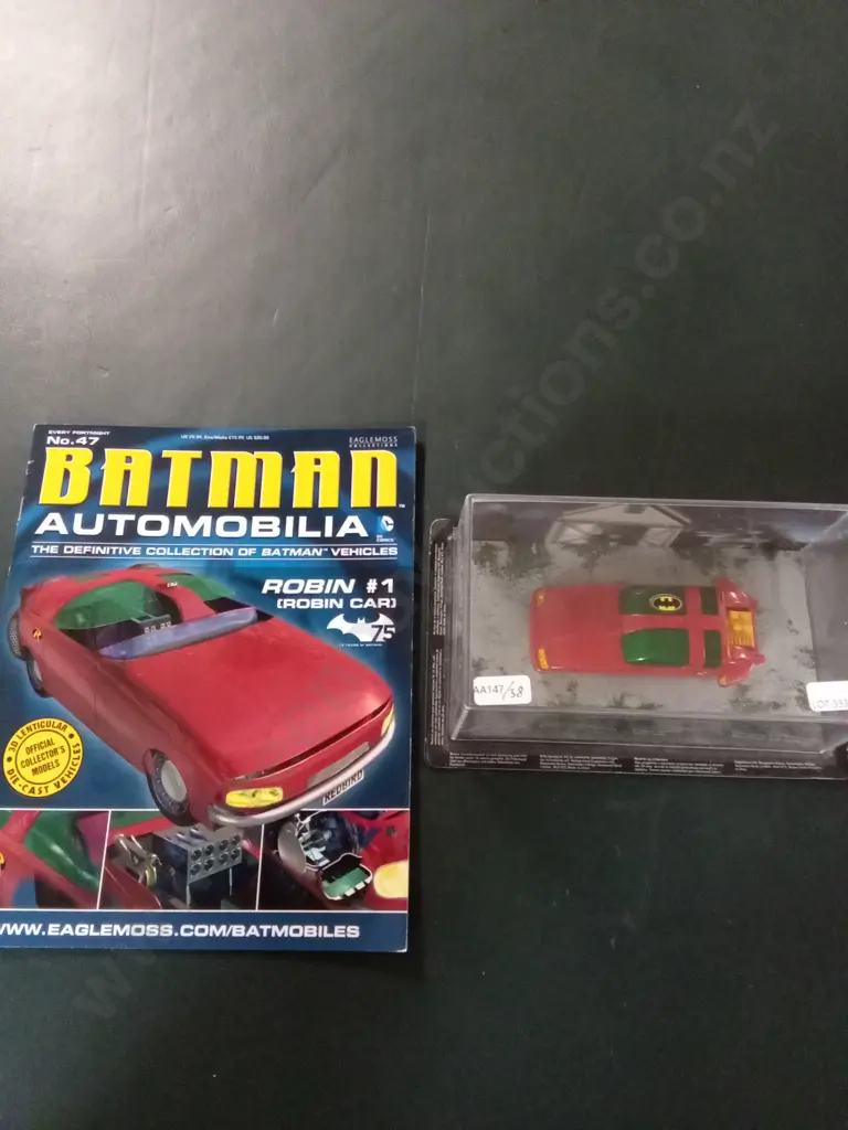 EAGLEMOSS BATMAN AUTOMOBILIA #1 ROBIN VEHICLE 1:43 PACKAGED  PLUS CORRESPONDING MAGAZINE Image 1++