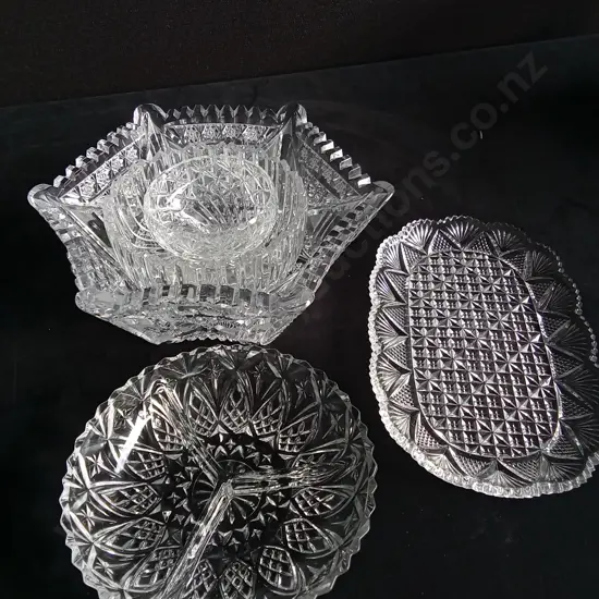 5 PIECES GLASS DECORATIVE ITEMS