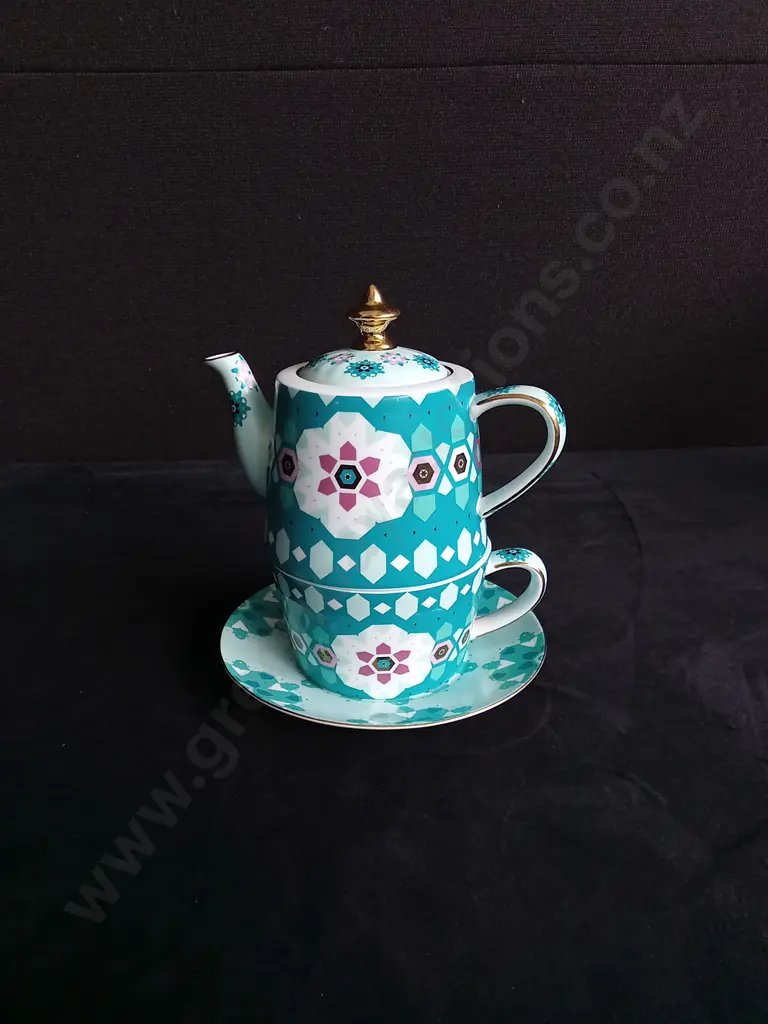 3 PIECES TEA SET, TEA POT, TEA CUP AND SAUCER Image 1++