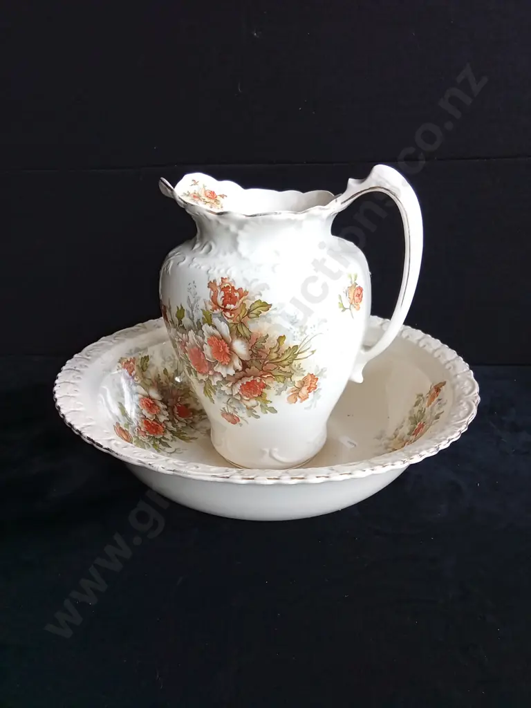 VINTAGE PORCELAIN WATER PITCHER AND BASIN SET Image 1++
