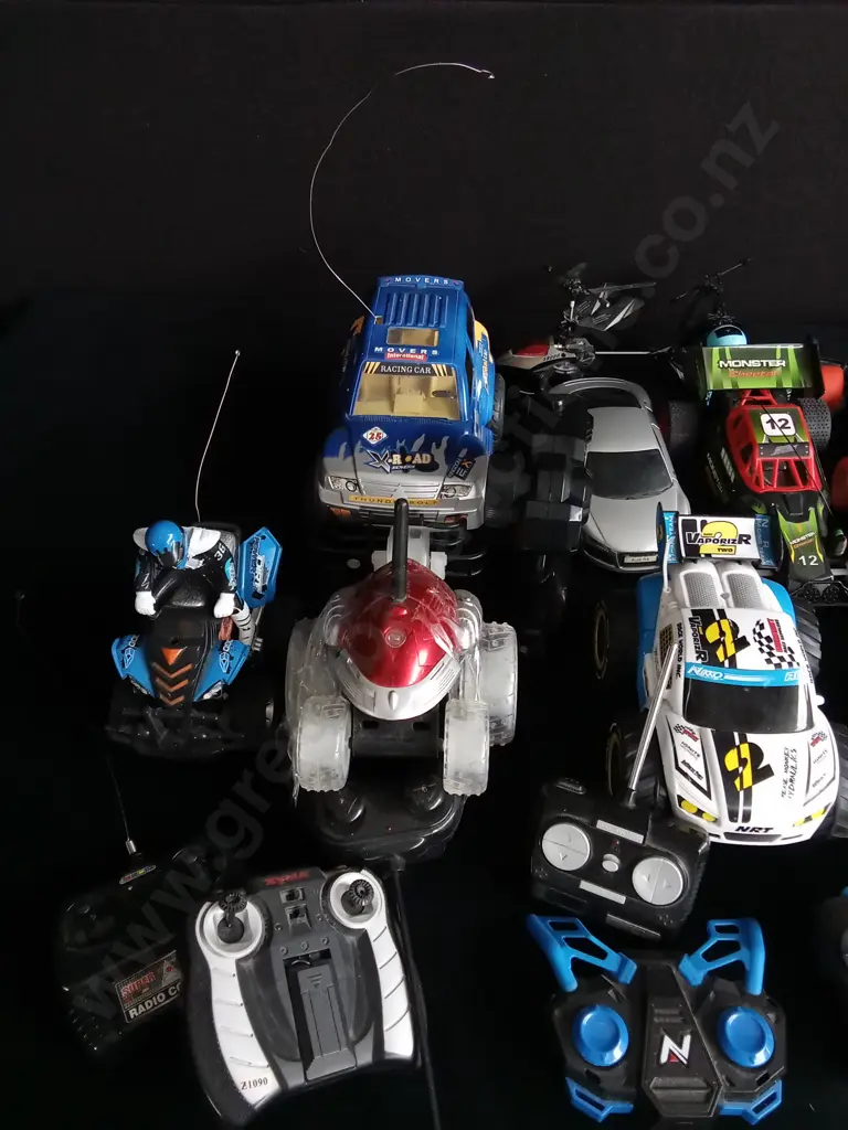 COLLECTION OF REMOTE CONTROL TOYS AND A DRONE Image 1++