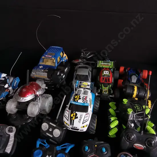 COLLECTION OF REMOTE CONTROL TOYS AND A DRONE