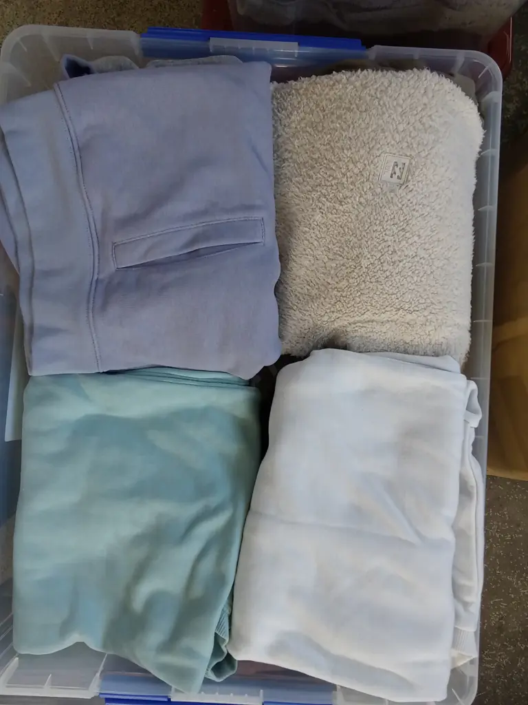 BOX OF WOMENS JUMPERS Image 1++