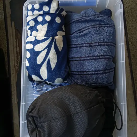 MIXED BOX OF CLOTHING