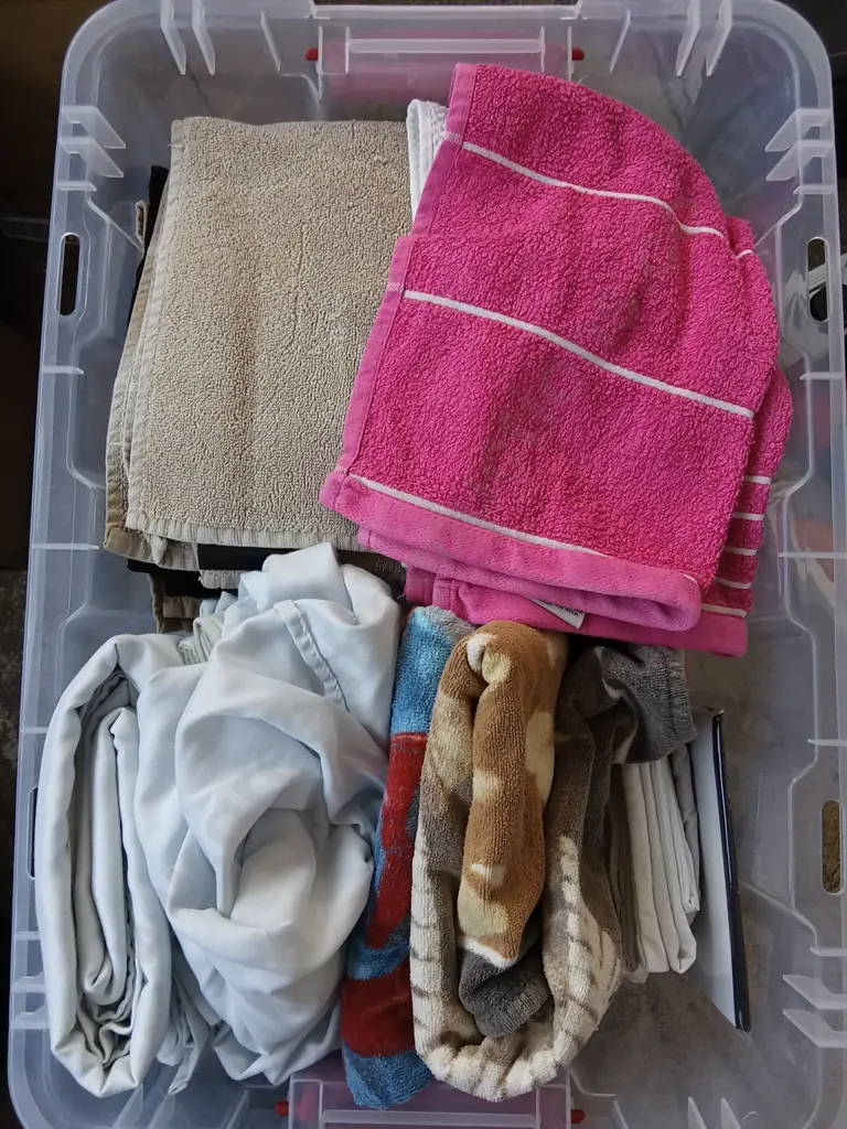 MIXED BOX OF SHEETS, PILLOW CASES AND TOWELS Image 1++