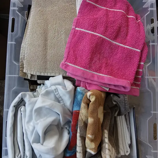 MIXED BOX OF SHEETS, PILLOW CASES AND TOWELS
