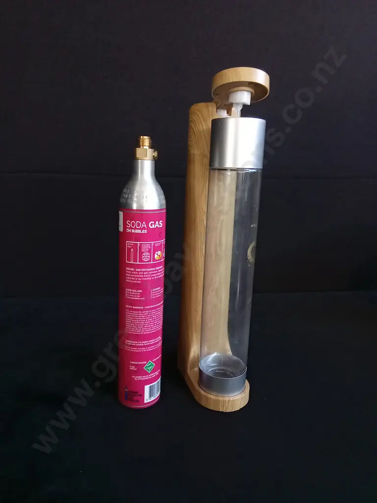 SODA MAKER MACHINE INCLUDES TWO GAS CANNISTERS Image 1++