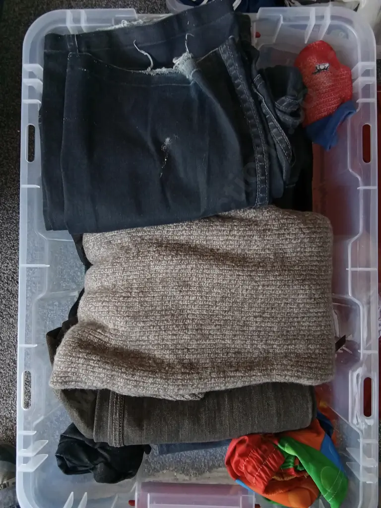 MIXED BOX OF MENS CLOTHING Image 1++