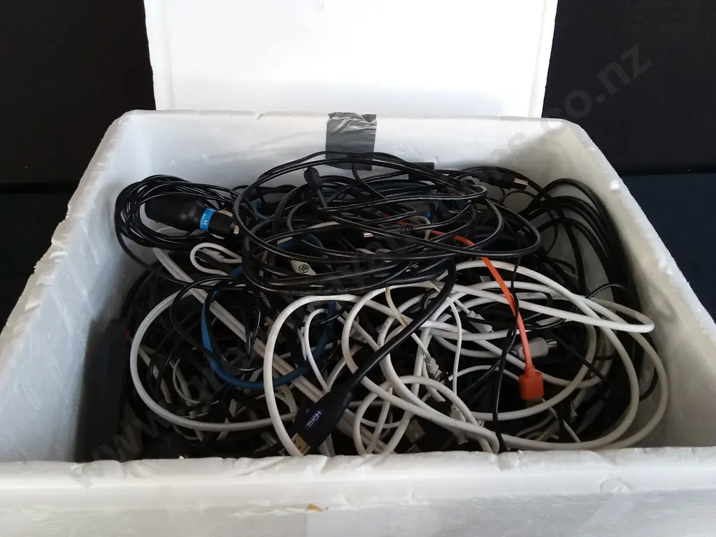 BOX OF ASSORTED CORDS Image 1++