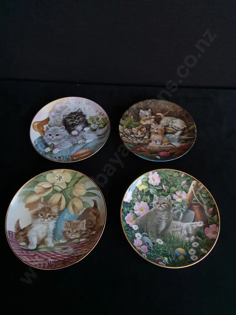 4 PIECES DECORATIVE CAT PLATES Image 1++